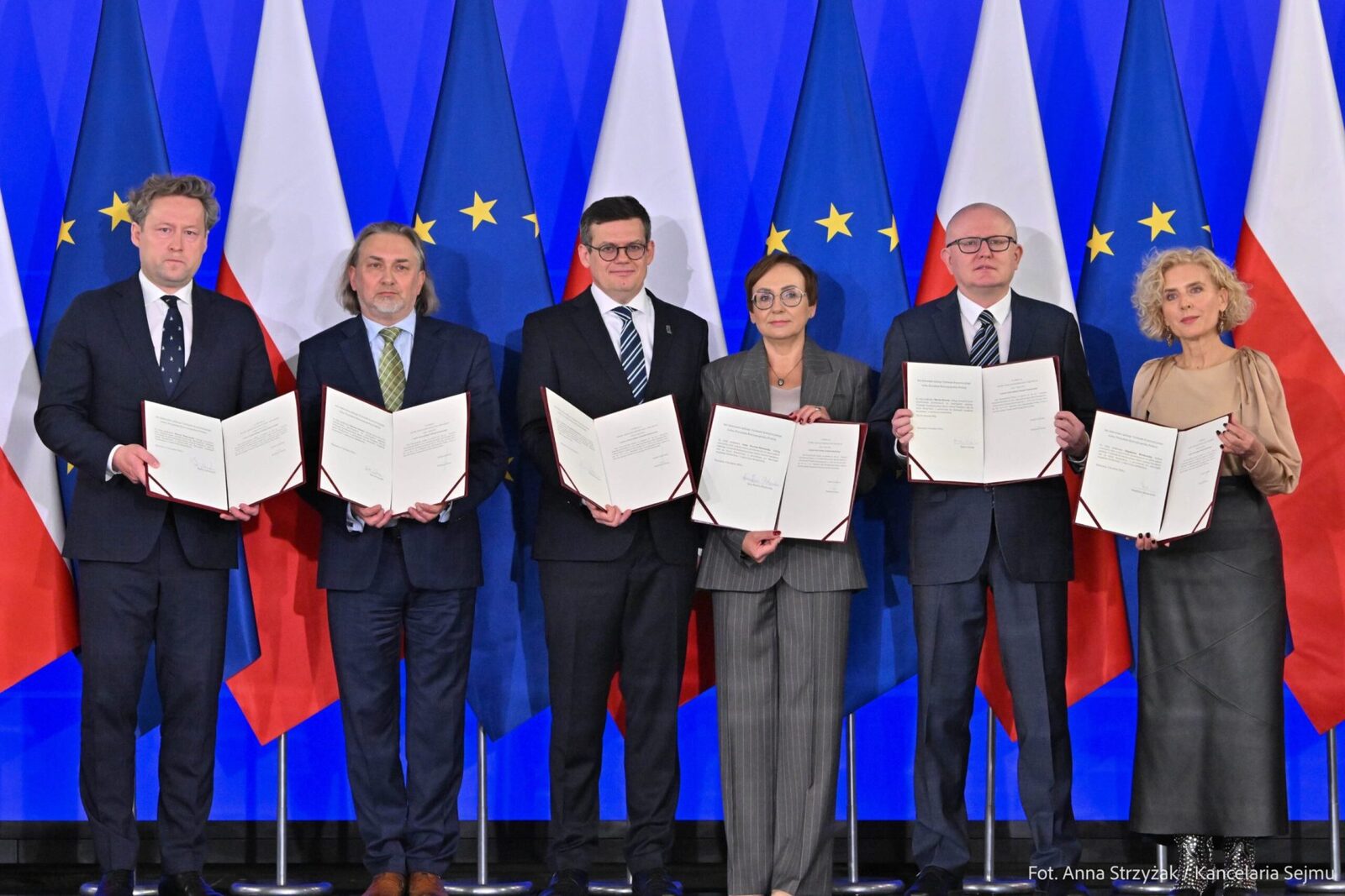 Parlamentul Poloniei a escaladat tensiunile privind statul de drept joi, prin organizarea unei ceremonii de învestitură pentru patru judecători ai Tribunalului Constituțional (TK)
