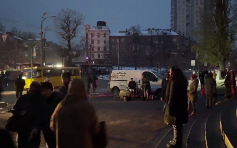 Atentat în Kiev: Focuri de armă pe stradă, ostatici și victime