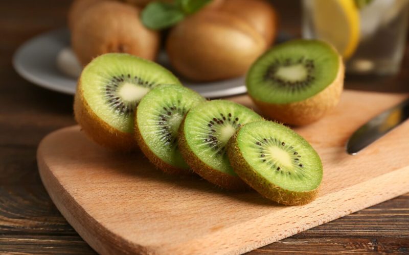 Kiwi: De ce nutriționiștii recomandă să-l mănânci cu tot cu coajă