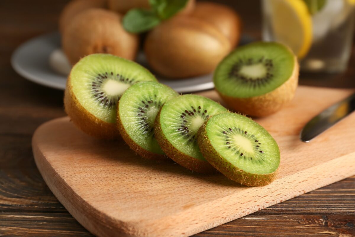 Kiwi: De ce nutriționiștii recomandă să-l mănânci cu tot cu coajă