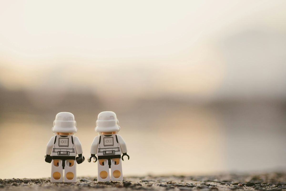 Propagandă IRANIANĂ cu LEGO: AI generează videouri virale, urmărite global