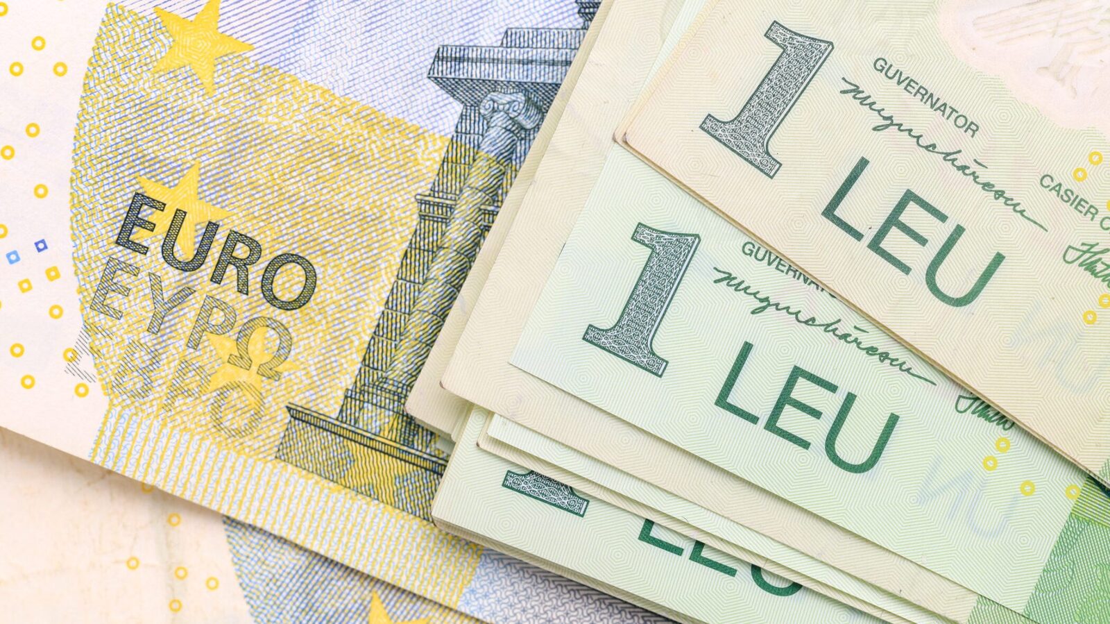 Leul, la zece ani de depreciere: Crizele politice, motorul cursului valutar