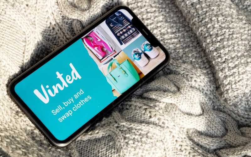 Platforma Vinted, populară pentru comerțul cu haine și electronice second-hand, a intermediat tranzacții în valoare de 10,8 miliarde de euro în 2025, o creștere semnificativă față de anul precedent