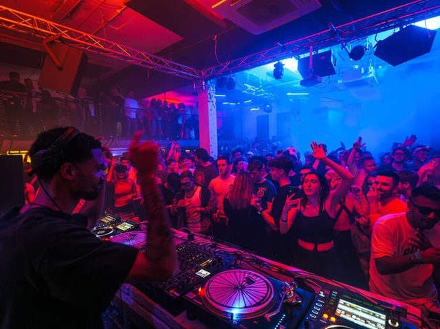 Scădere drastică a consumului: Patronii din cluburi de noapte din Londra, forțați să inoveze