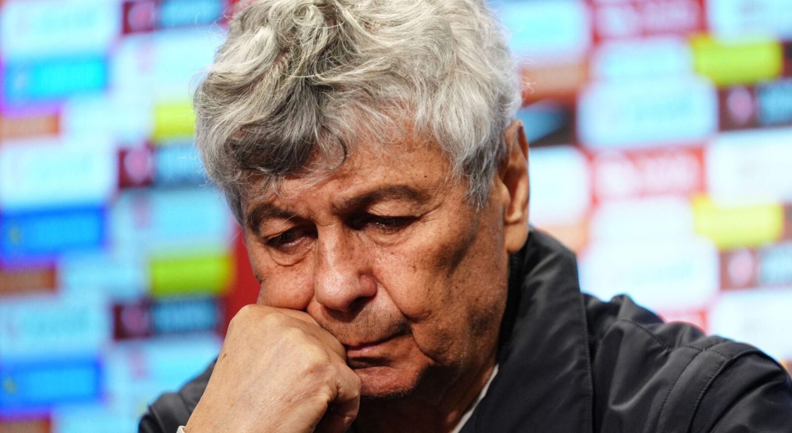 Lucescu, evacuat din vila din București: Oameni ai străzii în locuință