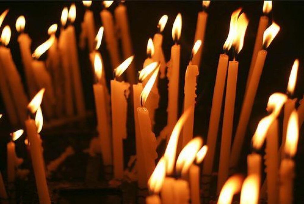Joia Mare, o zi încărcată de semnificații religioase și tradiții poporale, adună credincioșii în biserici și în jurul meselor festive, cu pregătirile pentru Sfintele Paști deja în toi