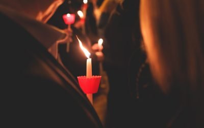 Atenție la candelele aprinse de Paște: Pompierii avertizează asupra riscurilor