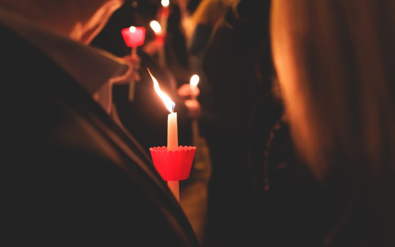 Atenție la candelele aprinse de Paște: Pompierii avertizează asupra riscurilor