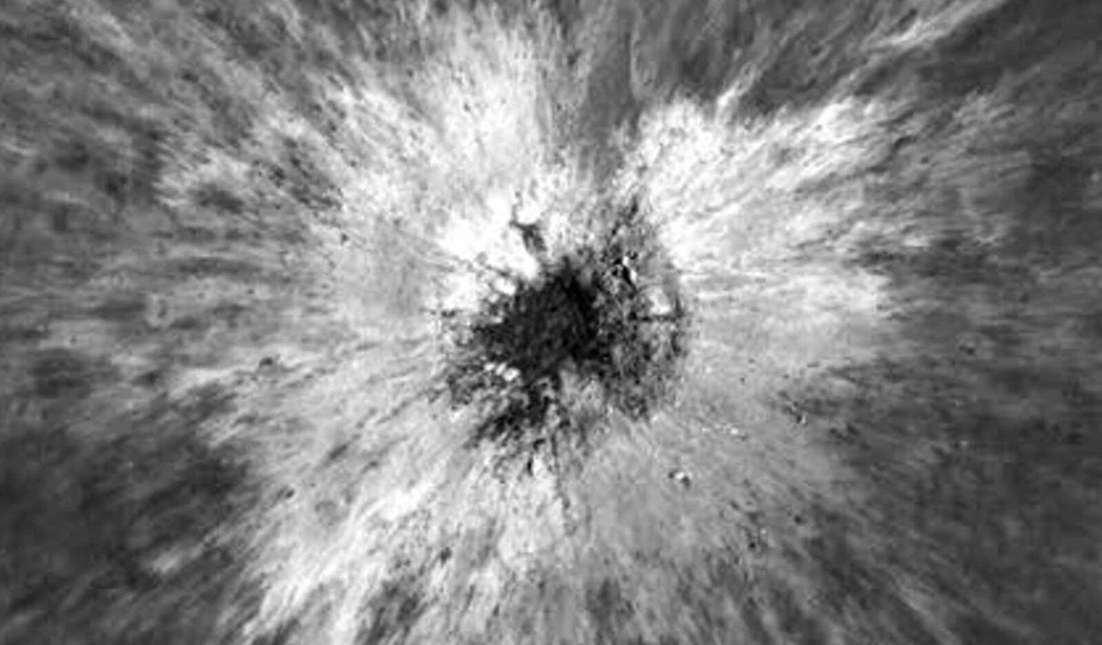 Nou crater LUNAR, de 225 de metri, fotografiat de o sondă NASA