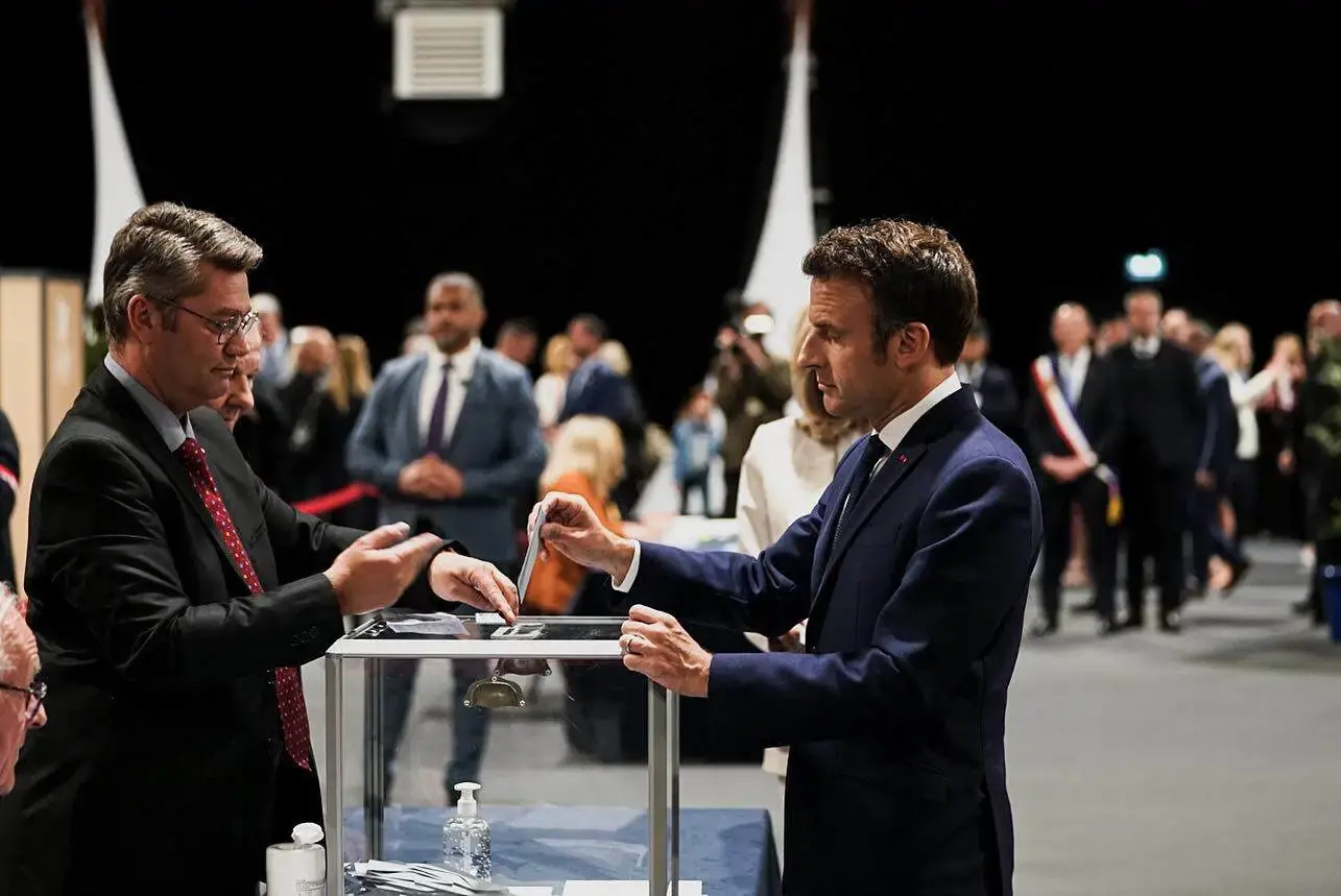Macron, lege anti-Rusia! Franța, la un an de prezidențiale, ia măsuri dure