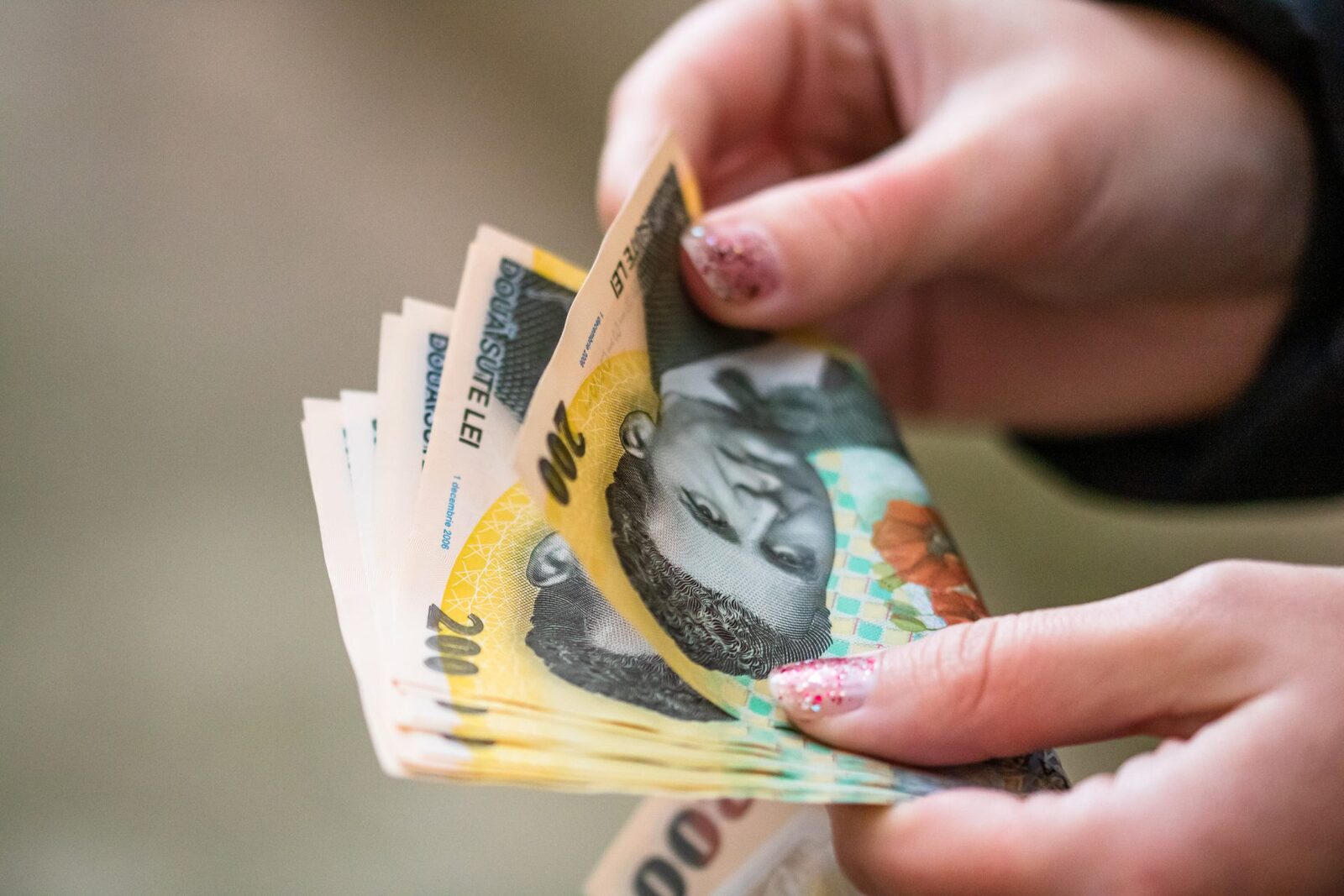 Salariul mediu, record de 5.557 lei în februarie, dar puterea de cumpărare scade