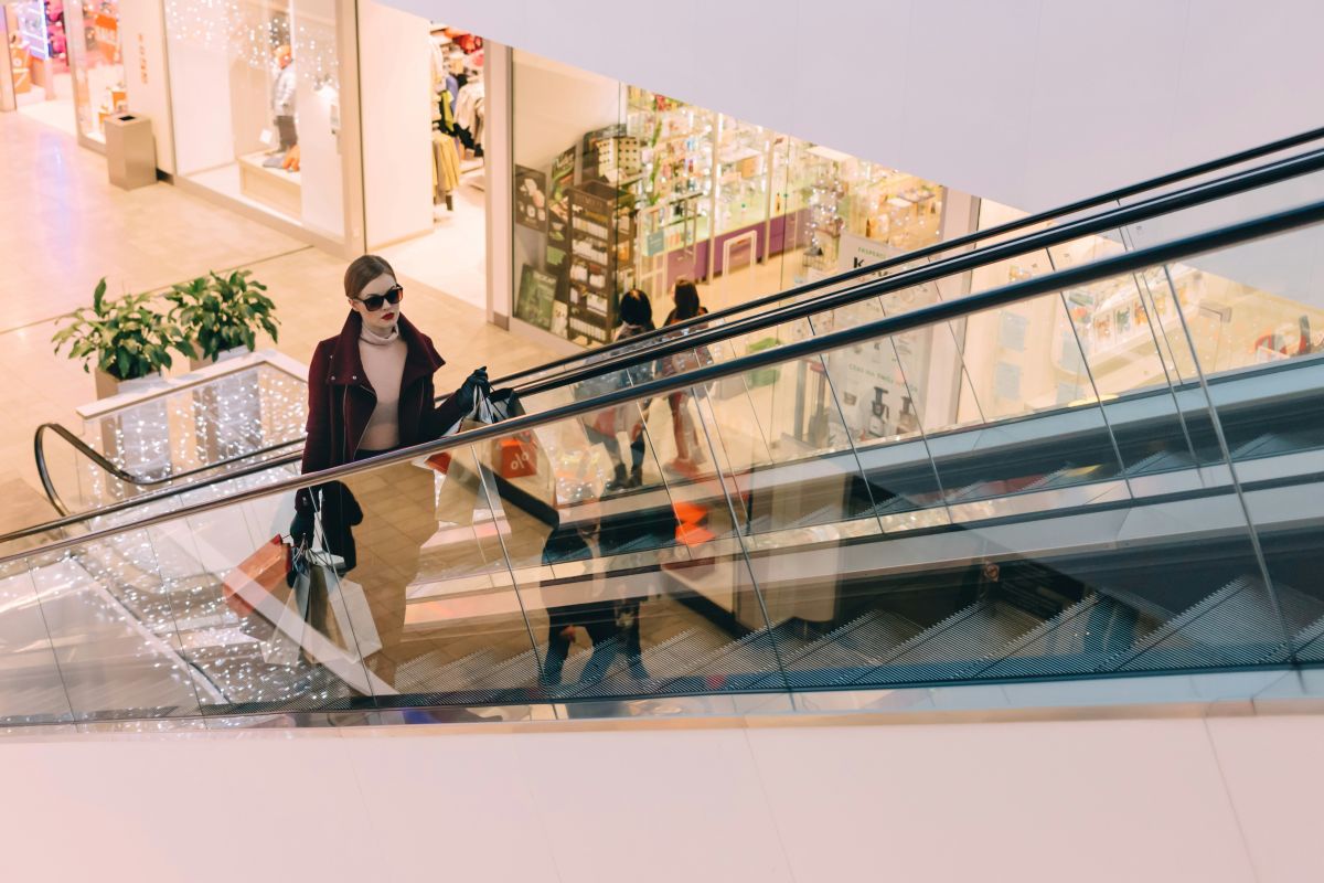 Sezonul sărbătorilor pascale aduce modificări în programul centrelor comerciale din București, fiecare mall adaptându-și orele de funcționare pentru a răspunde cerințelor clienților și ale angajaților