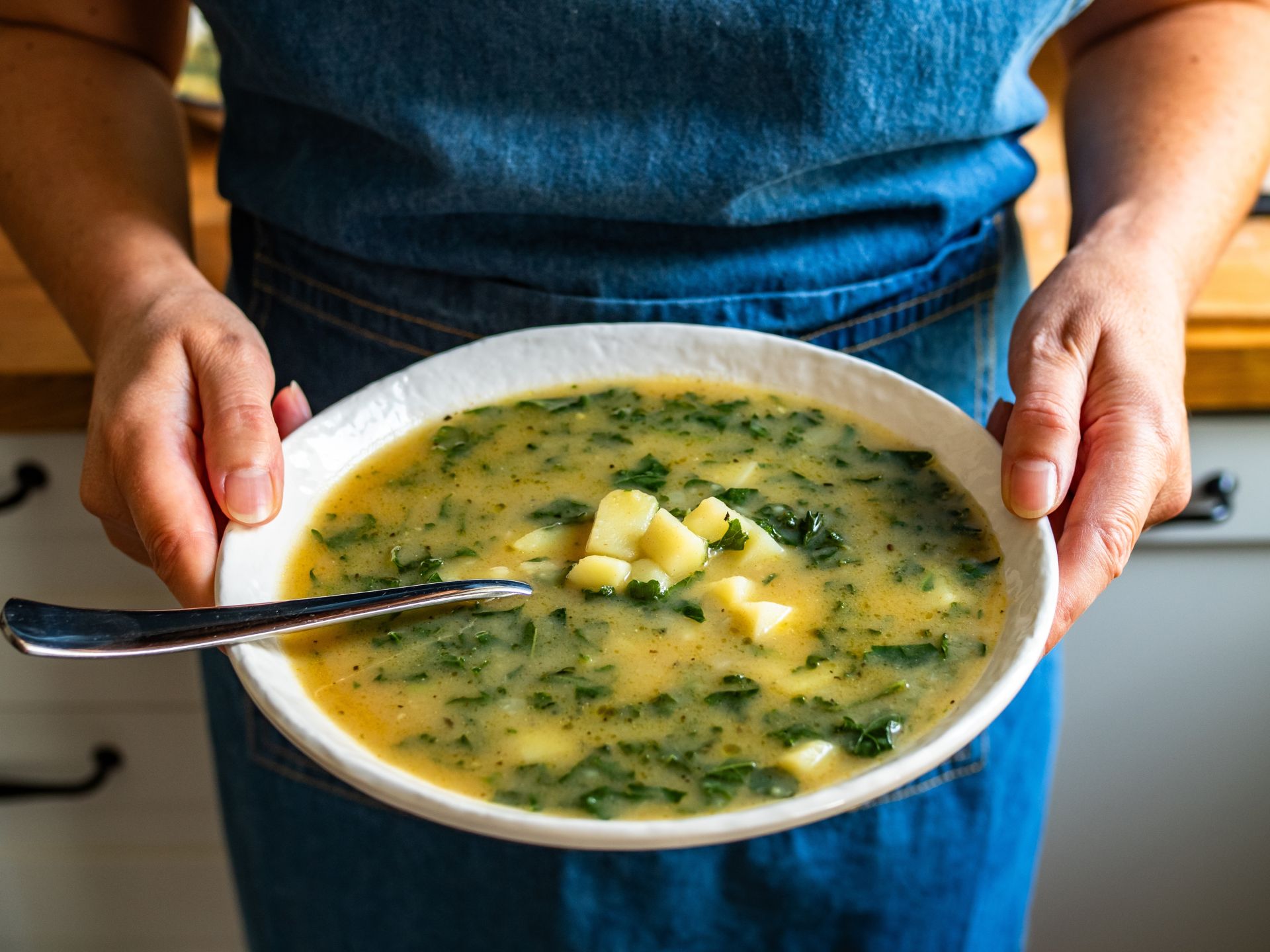 Mâncatul în picioare: Mit sau realitate? Ce spun specialiștii