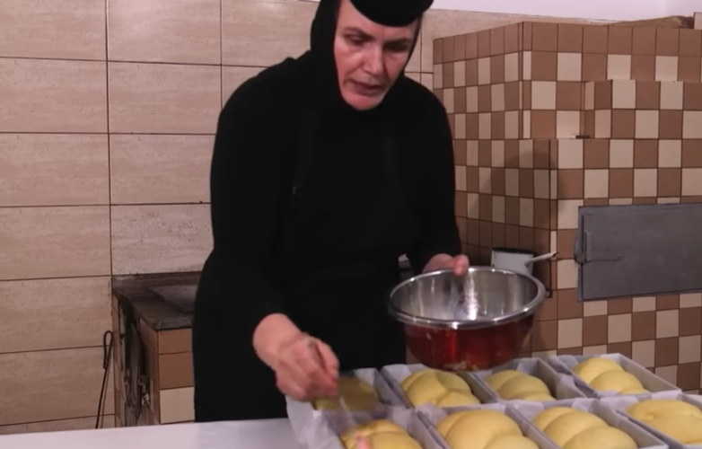 Cozonacii de la Mănăstirea Adam, un simbol al sărbătorilor pascale, cuceresc iarna aceasta cu aromele lor inconfundabile și gustul autentic, pregătiți după rețete vechi, transmise din generație în generație