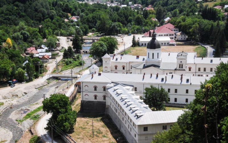 Incendiu puternic la Mănăstirea Bistrița din Vâlcea, mobilizare de urgență