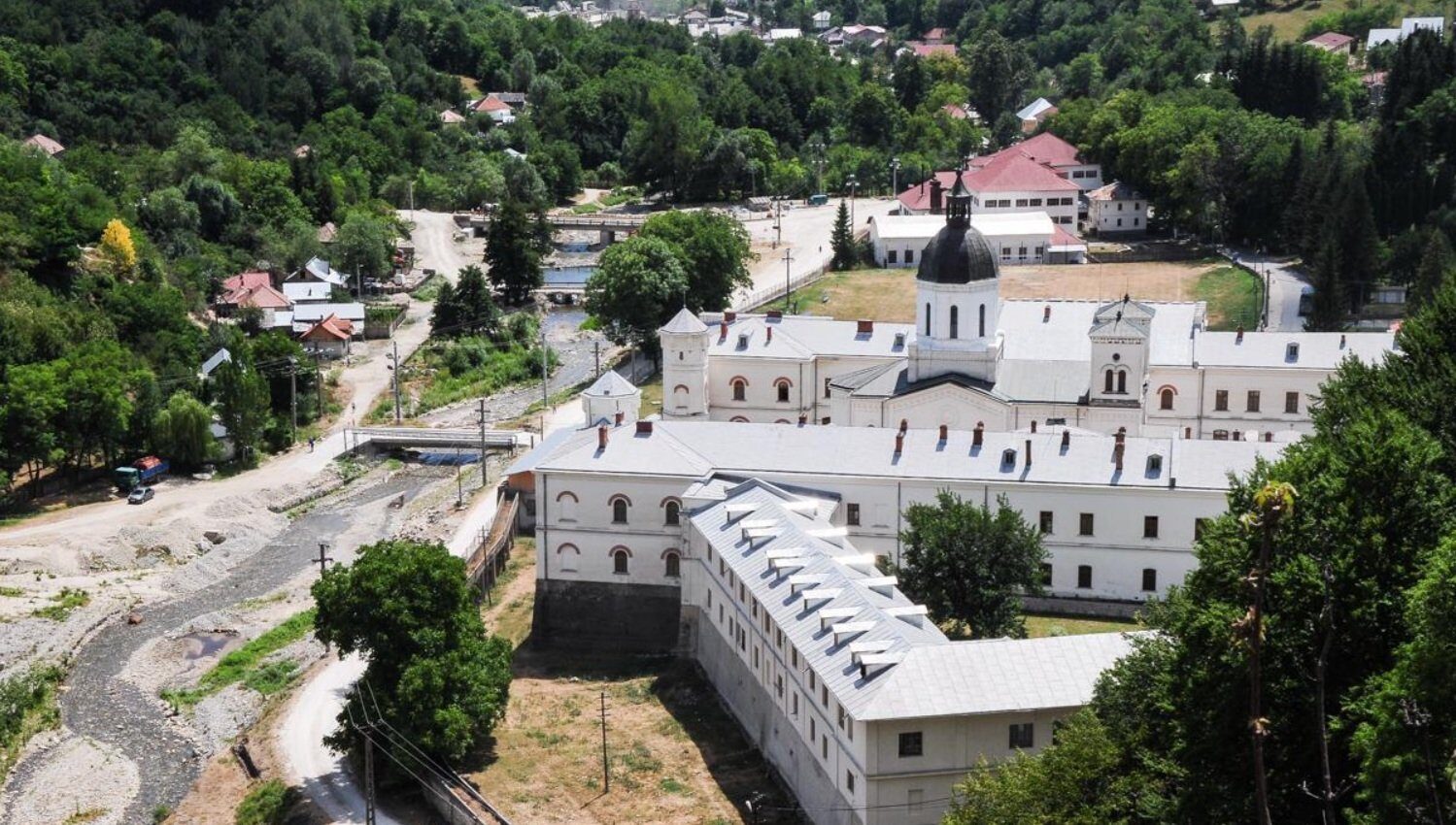 Incendiu puternic la Mănăstirea Bistrița din Vâlcea, mobilizare de urgență