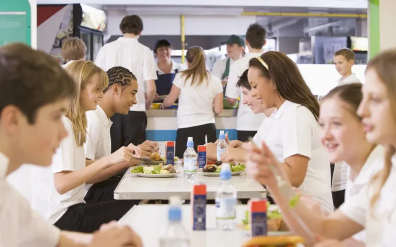 Marea Britanie: Dulciurile și prăjelile, scoase din școlile copiilor