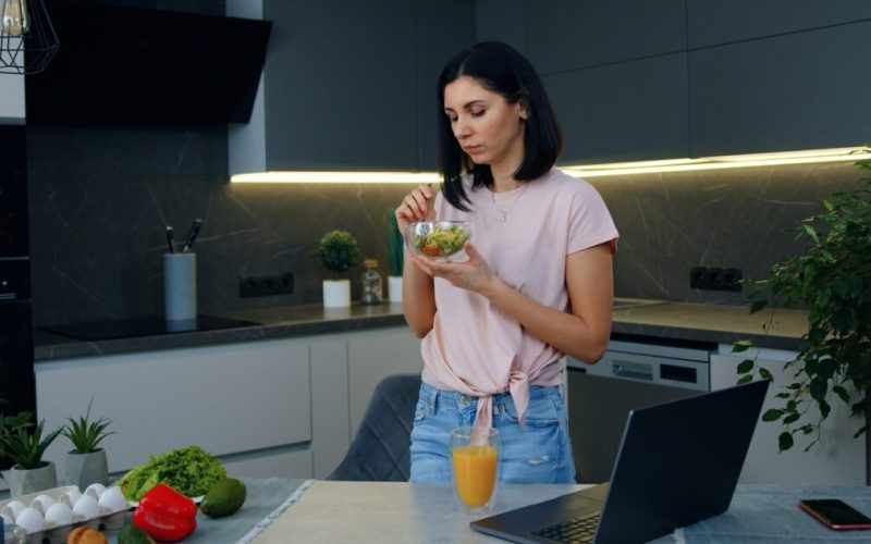 E sănătos să mănânci în picioare? Beneficii și pericole pentru digestie