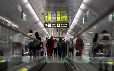 Control la Otopeni: Turisții acuză înșelătorii. „Fură mai mult ca noi”