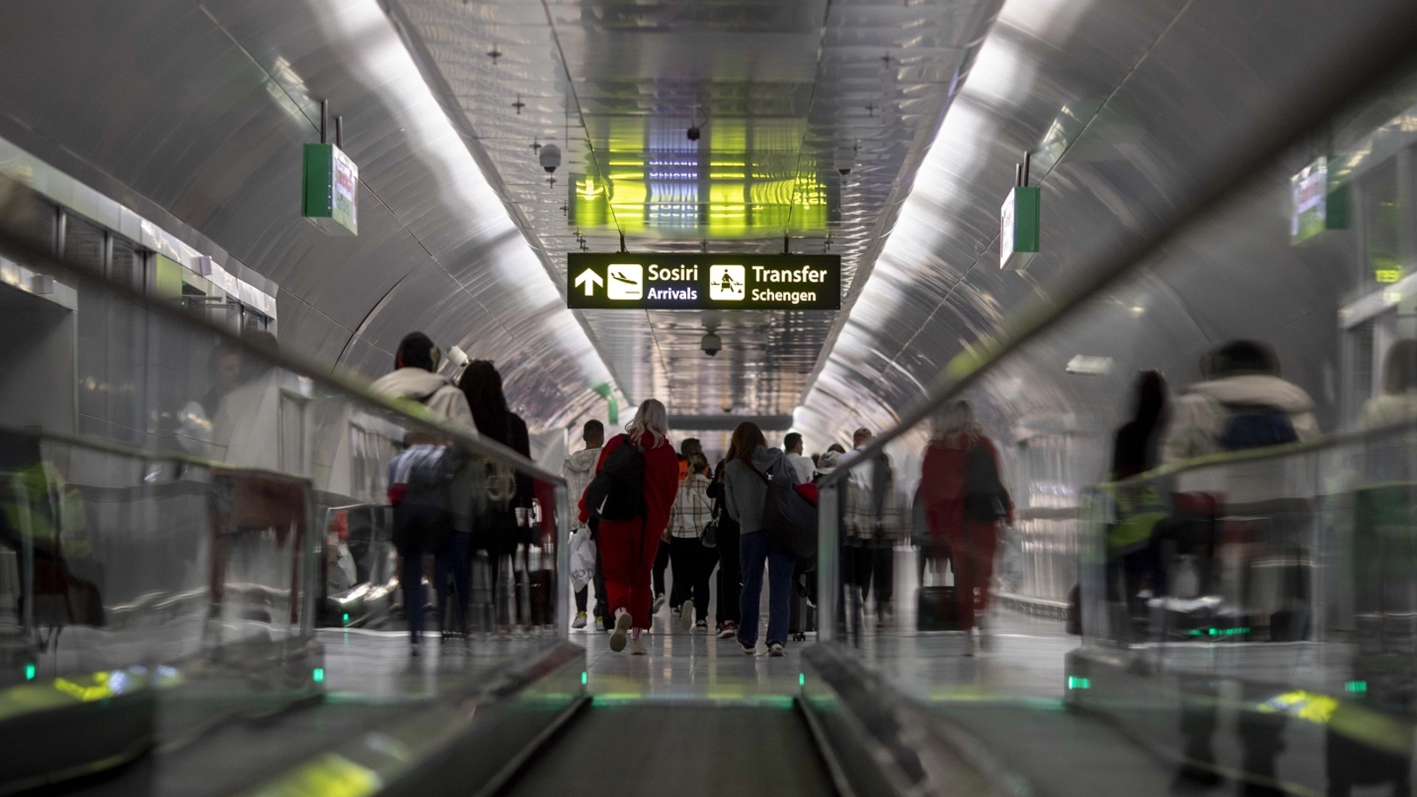 Control la Otopeni: Turisții acuză înșelătorii. „Fură mai mult ca noi”
