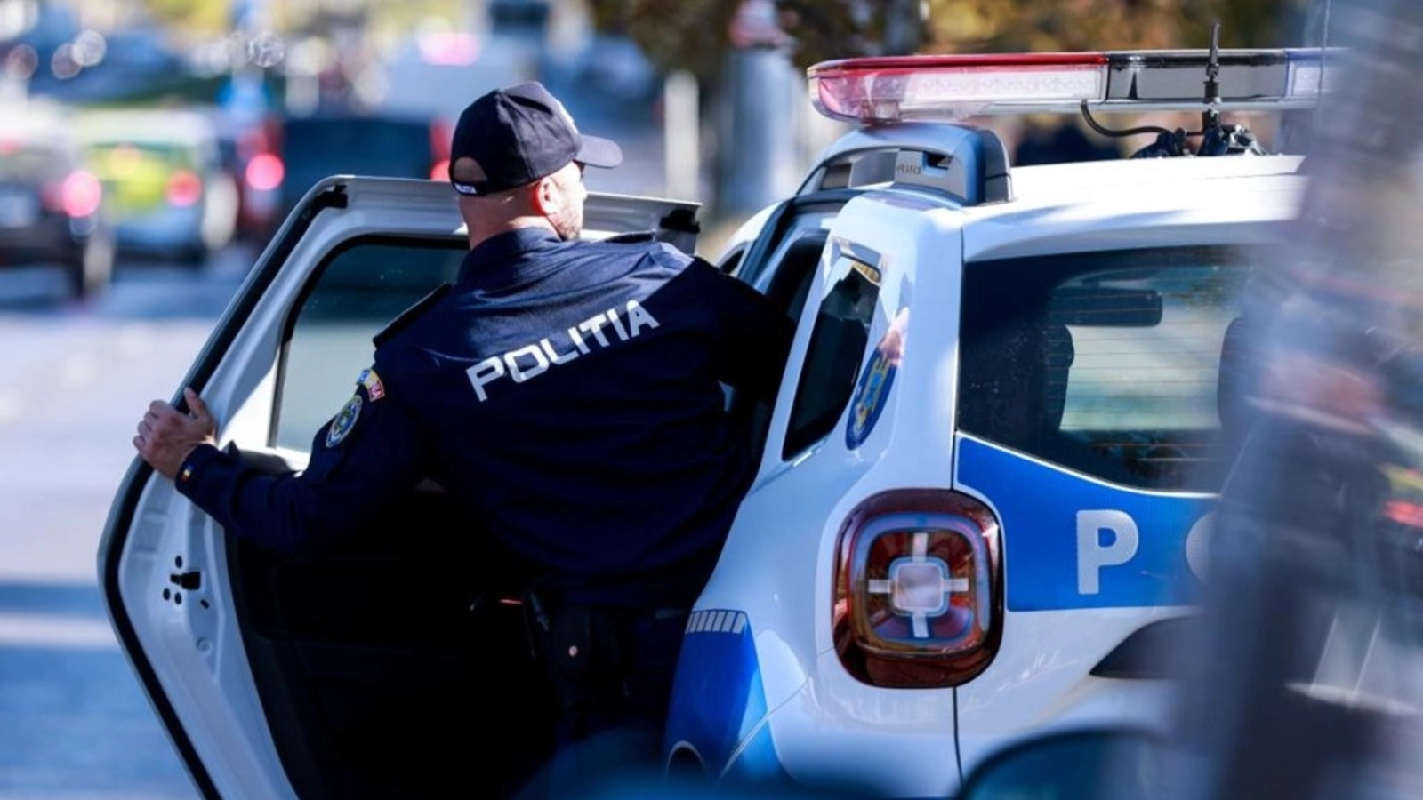 Şase tineri, cu vârste cuprinse între 16 şi 35 de ani, sunt cercetați pentru agresiune