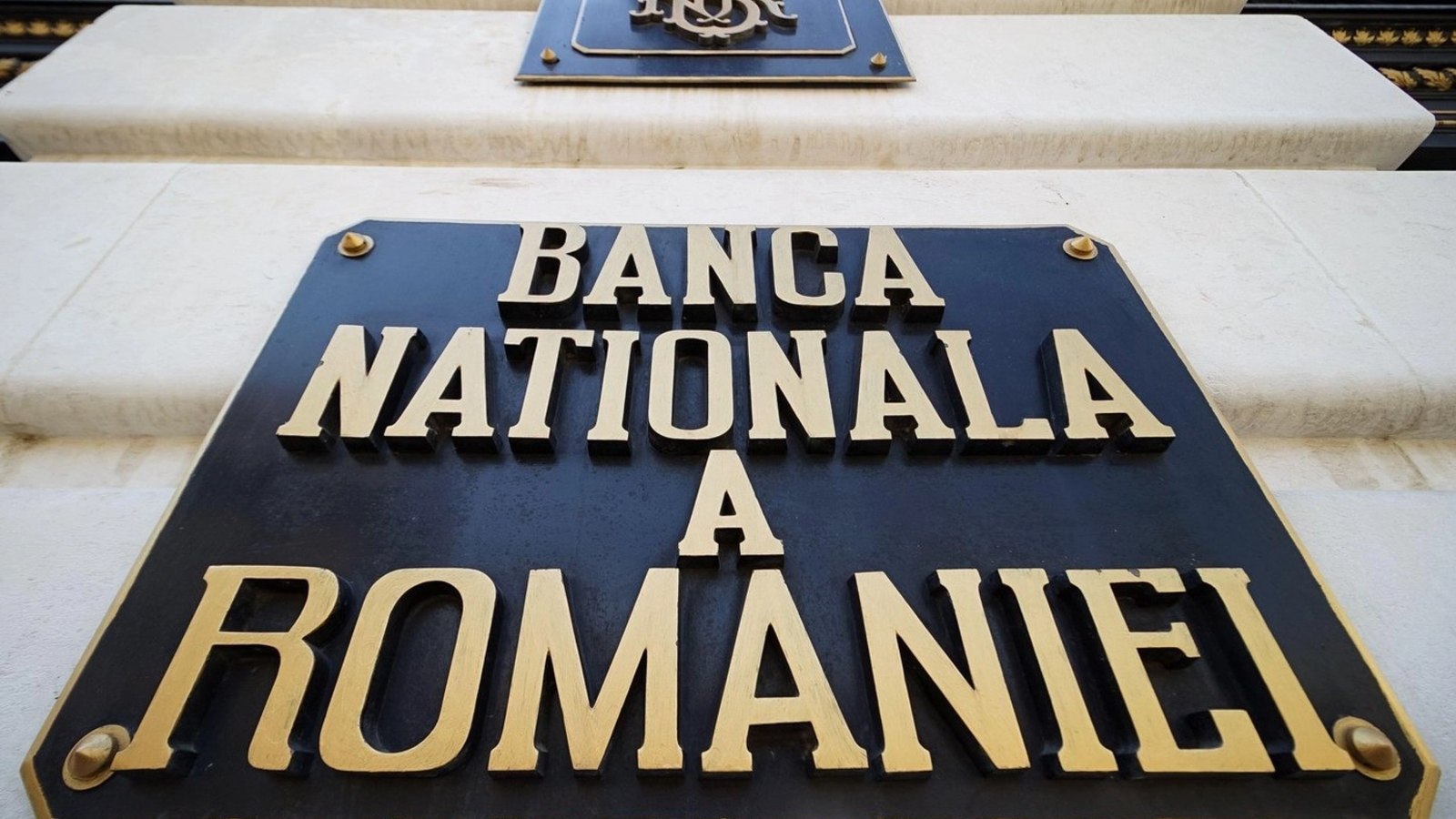 BNR și INS sondează: Cum își gestionează românii banii și ce consumă
