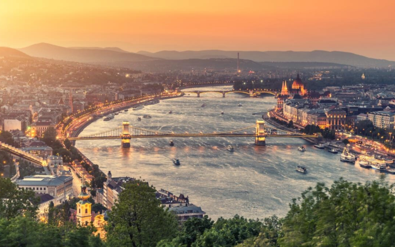 Un raport recent aduce în atenție legături suspecte între angajații Ambasadei Rusiei la BUDAPESTA și serviciile de informații