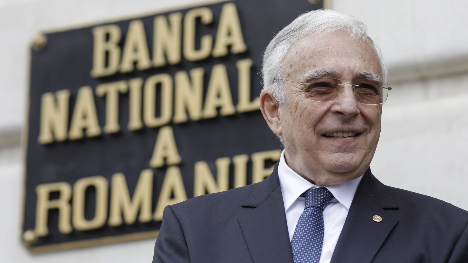 Isărescu tace despre AUR. Economiștii trag semnalul de alarmă