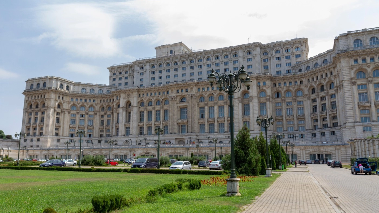 Palatul Parlamentului, luminat albastru pentru Ziua Parkinson în București