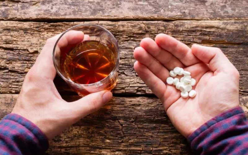 Ce pățești dacă amesteci alcool, antiacide și antiinflamatoare: PERICOL real