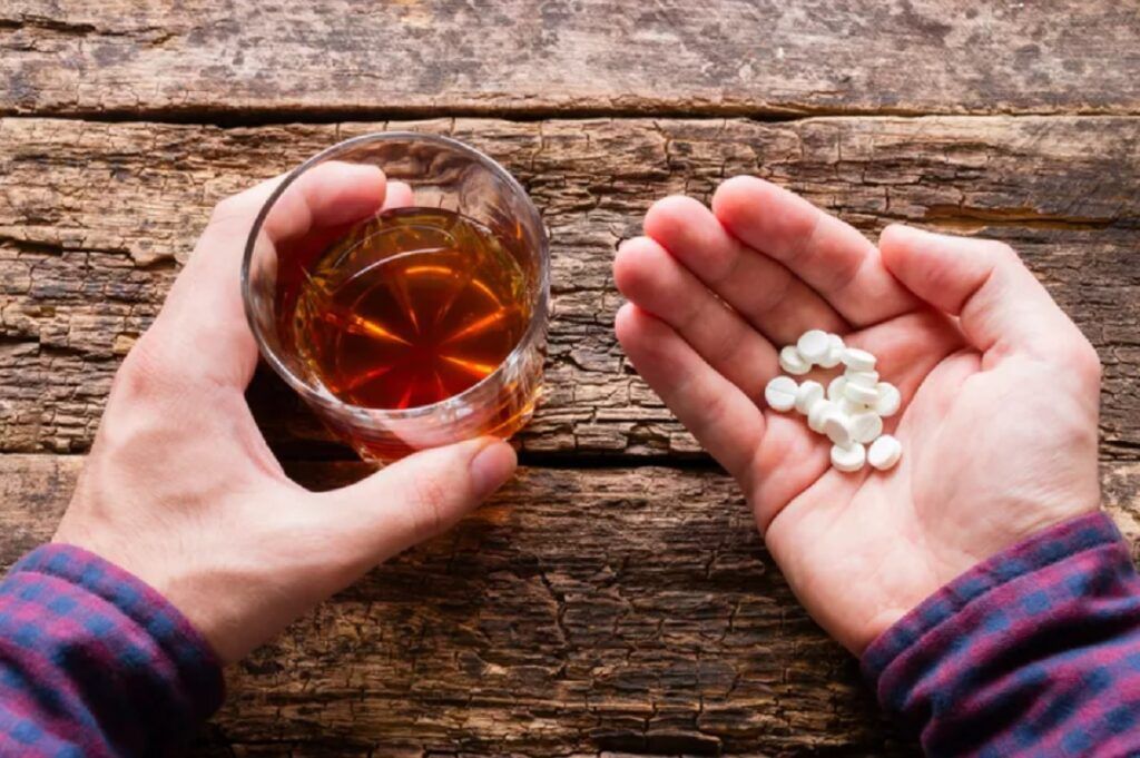 Ce pățești dacă amesteci alcool, antiacide și antiinflamatoare: PERICOL real