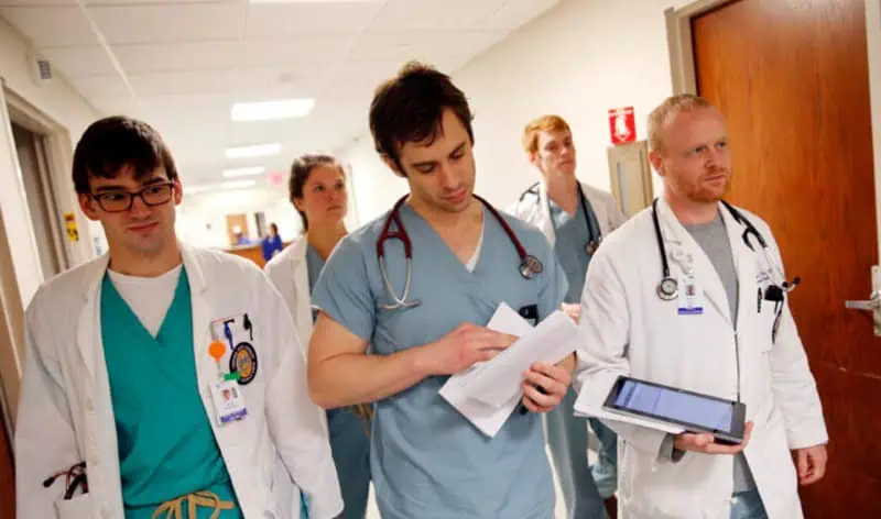 Medicii rezidenți, puși la încercare: Ce face o nouă curriculă cu ei