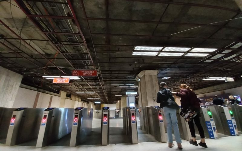 Metrorex, anunțul de Paște: Lumânările, interzise în stații și trenuri