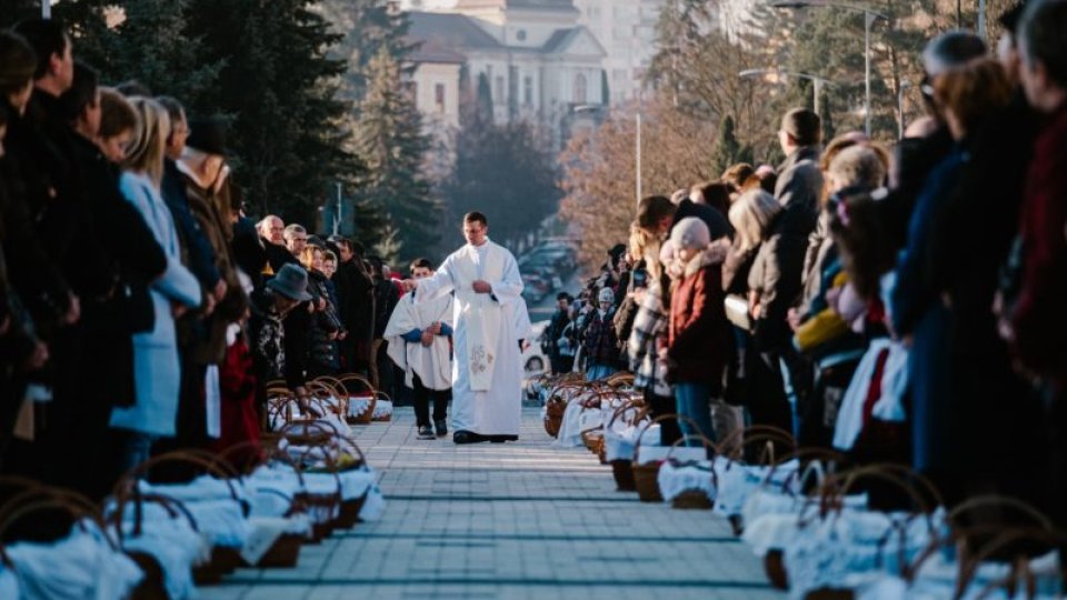 Paște: Ceremonie uriașă de sfințire a bucatelor catolice pentru credincioși