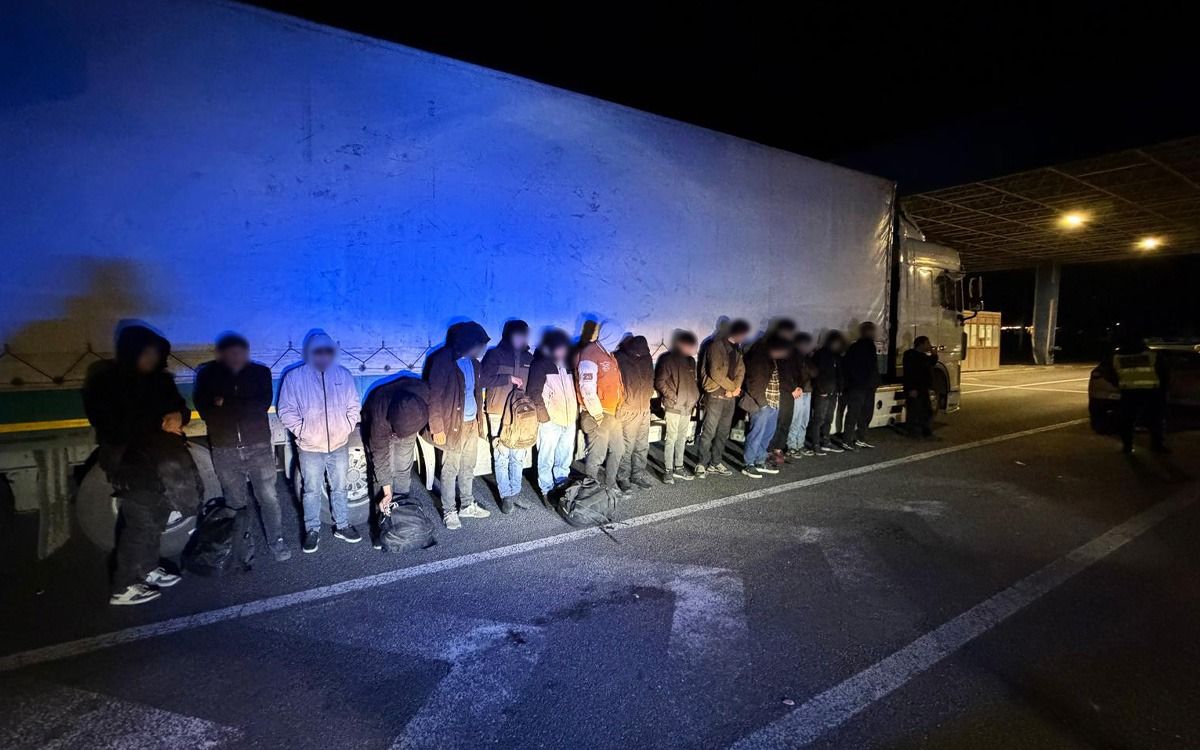 Migranți din Irak și Siria, găsiți ascunși într-un camion la Nădlac