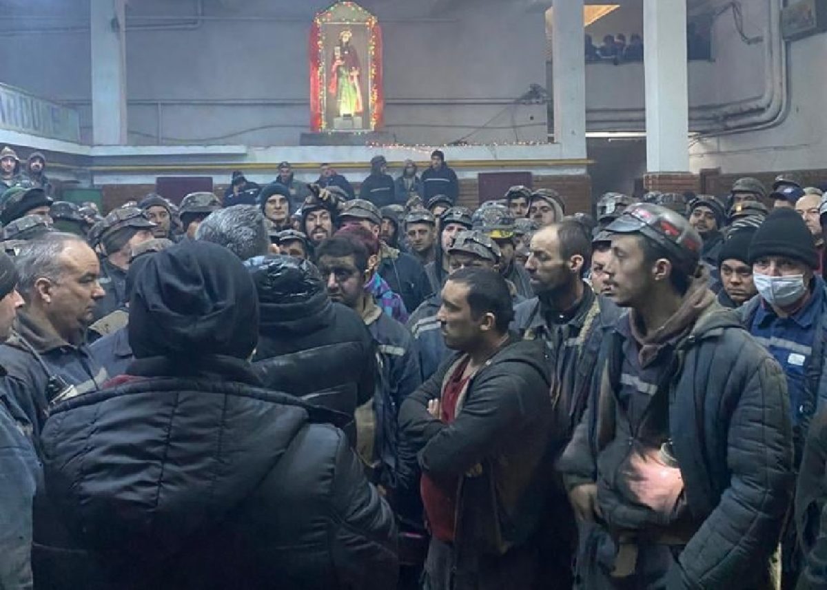 Angajații minelor Vulcan, Lupeni și Livezeni au întrerupt lucrul miercuri dimineața, în semn de protest spontan, solicitând garanții pentru plata adaosurilor salariale cu ocazia sărbătorilor pascale
