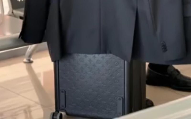 Ministrul Agriculturii, fotografiat cu geantă Vuitton de 5000 euro Florin BARBU: „Nu știu marca, nu cunosc prețul”