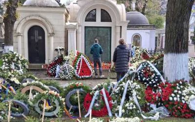 Mii de lumânări la mormântul lui Mircea Lucescu, de Paște