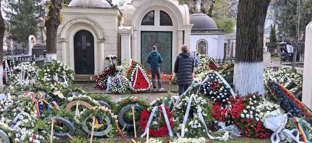 Mii de lumânări la mormântul lui Mircea Lucescu, de Paște