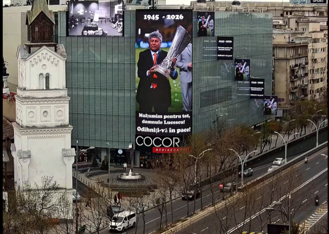 Legendarul antrenor Mircea Lucescu, care a încetat din viață marți, este omagiat în centrul capitalei prin intermediul unor imagini difuzate pe ecranele magazinului Cocor