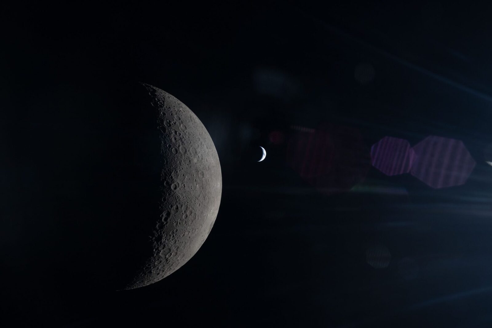 NASA a dat publicității imagini uluitoare surprinse de echipajul misiunii Artemis II în timpul survolului Lunii, oferind o perspectivă rar întâlnită asupra spațiului cosmic