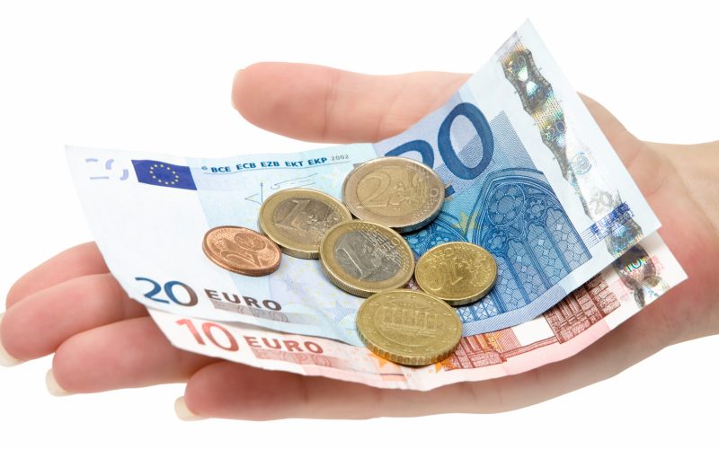 Bani pe cale de dispariție în UE: Chiar și fanii numerarului renunță!