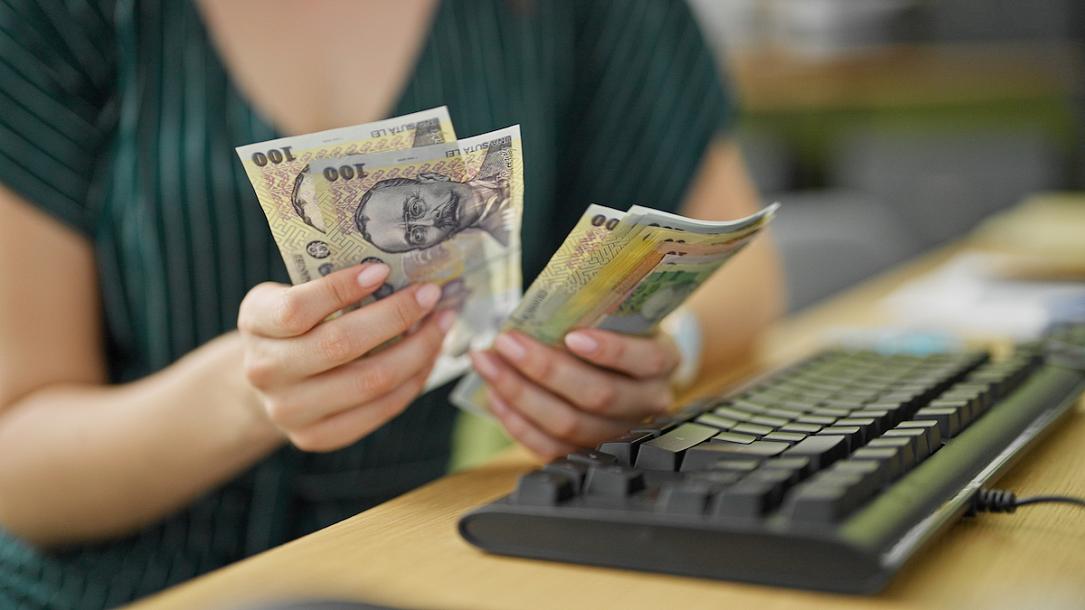 Salariul net REAL scade cu 5% în România, în februarie