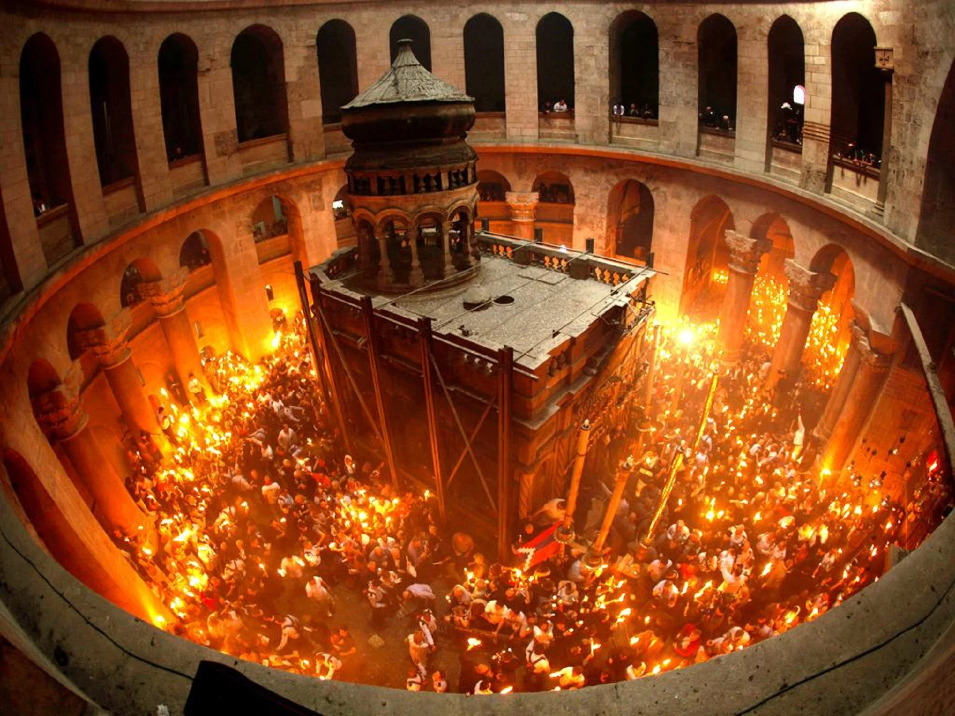 Călătorie spirituală spre Lumina Învierii: Tradiții și emoții în România