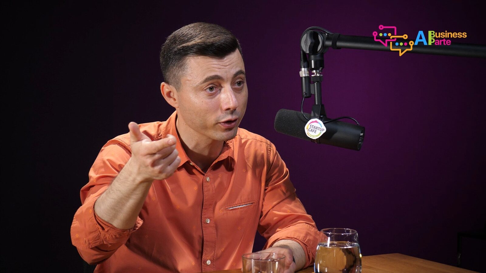 Miliardele de dolari și inteligența artificială: o relație incompletă conform unui antreprenor român Multe dintre companiile cu o valoare de miliarde de dolari nu reușesc să exploateze la adevărata valoare datele pe care le dețin, spune Cristi Movilă, fondatorul startup-ului OptiComm.AI