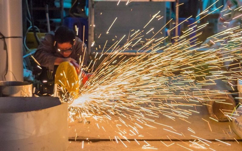 Românii muncesc mult, dar sunt plătiți prost: 13,6 euro/oră în UE