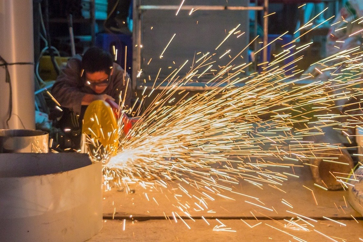 Românii muncesc mult, dar sunt plătiți prost: 13,6 euro/oră în UE