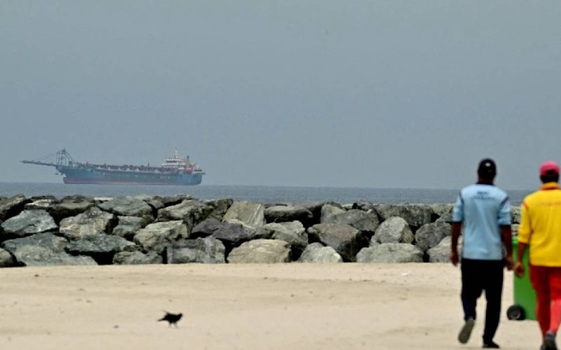 Iran blochează exporturile de petrochimice, SUA trimite 10.000 de soldați