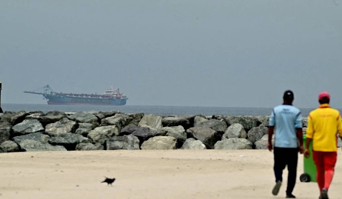 Iran blochează exporturile de petrochimice, SUA trimite 10.000 de soldați