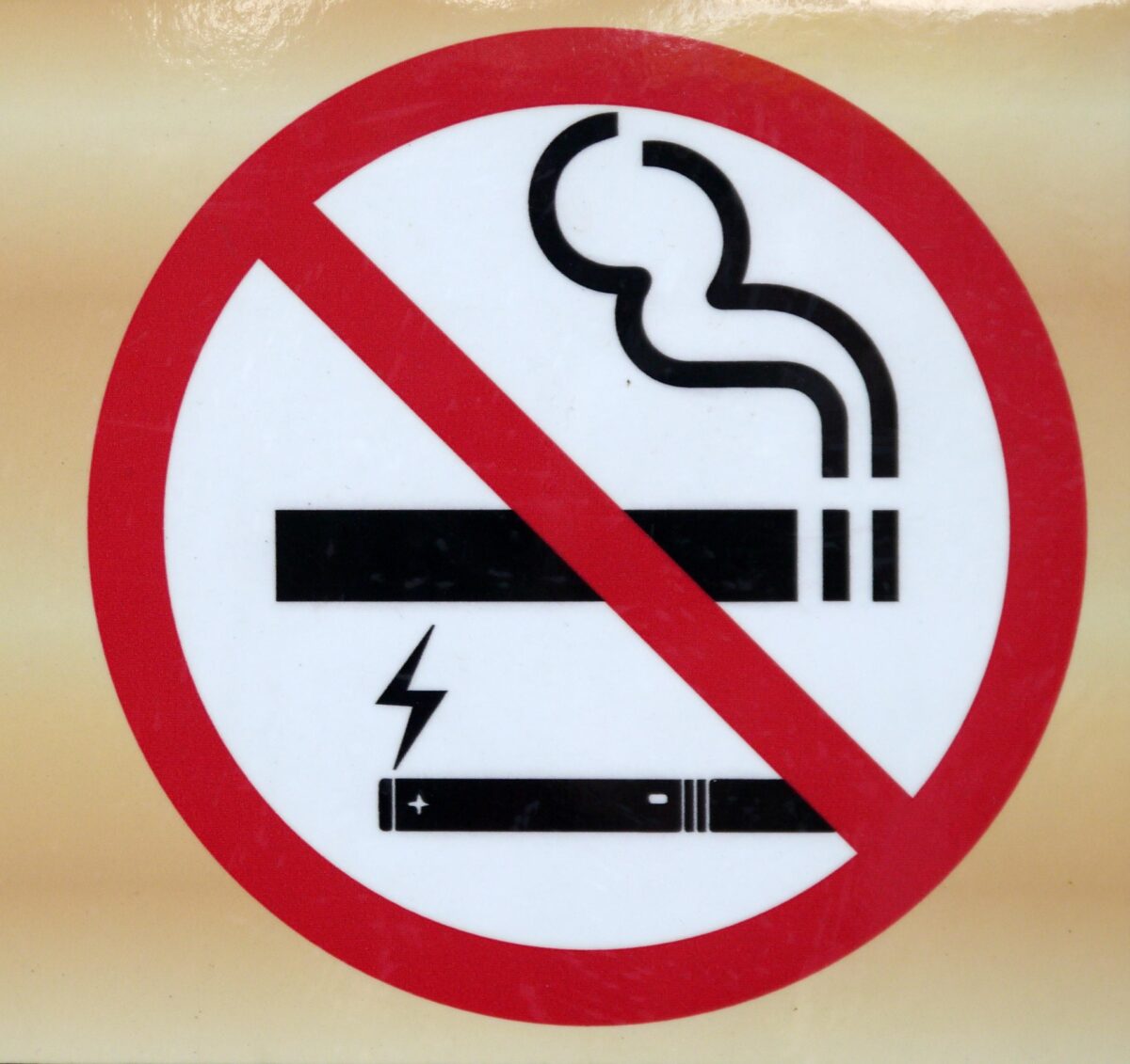 Țară, premieră mondială: Interzice fumatul pe viață pentru o parte a populației